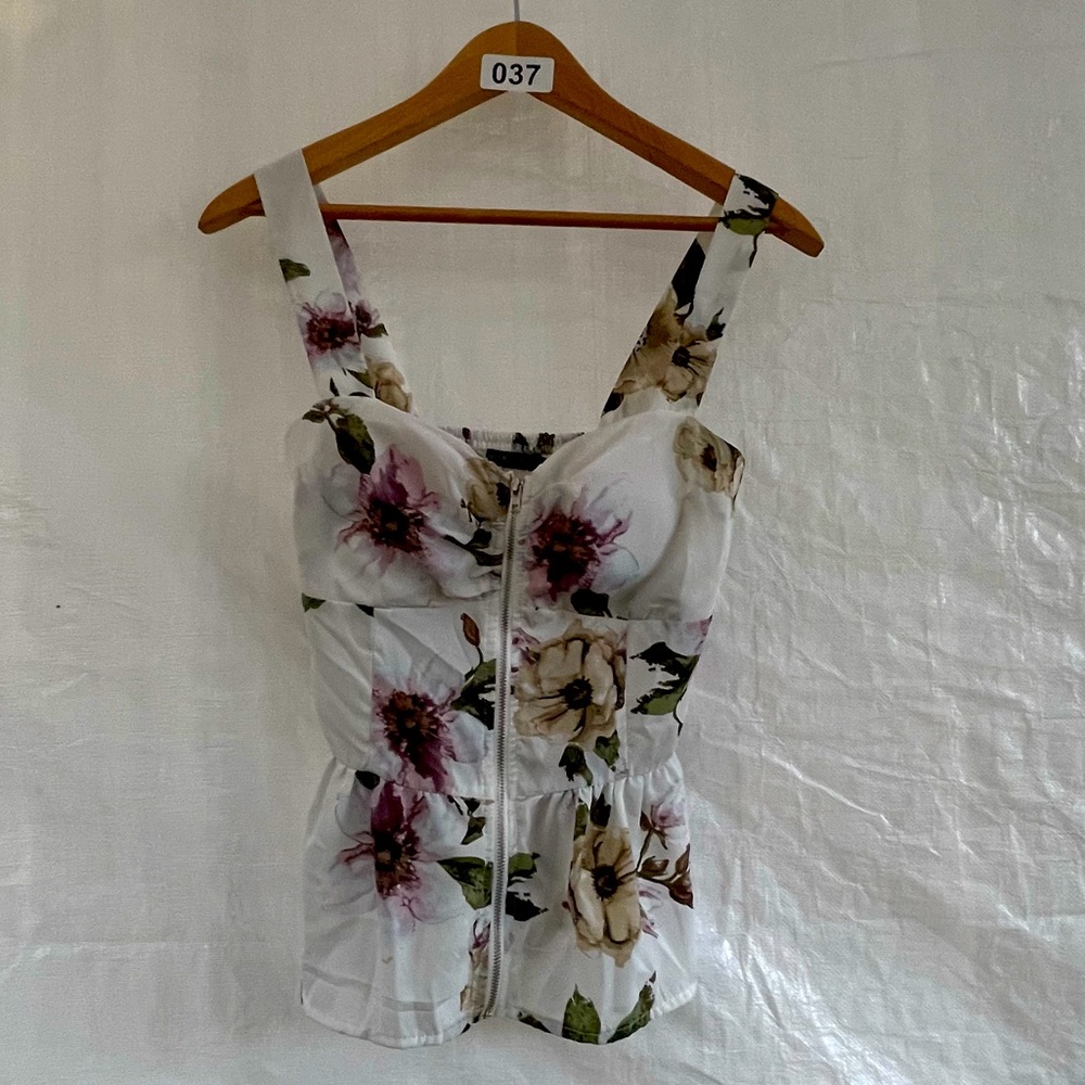 Mind Code floral tank top. Size M, medium. Women’s flower zip top.